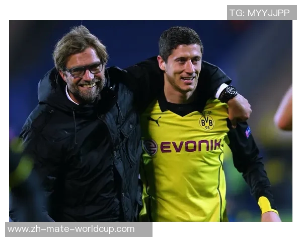 意大利足球明星扎小辫子展现独特风格与个人魅力引发球迷热议